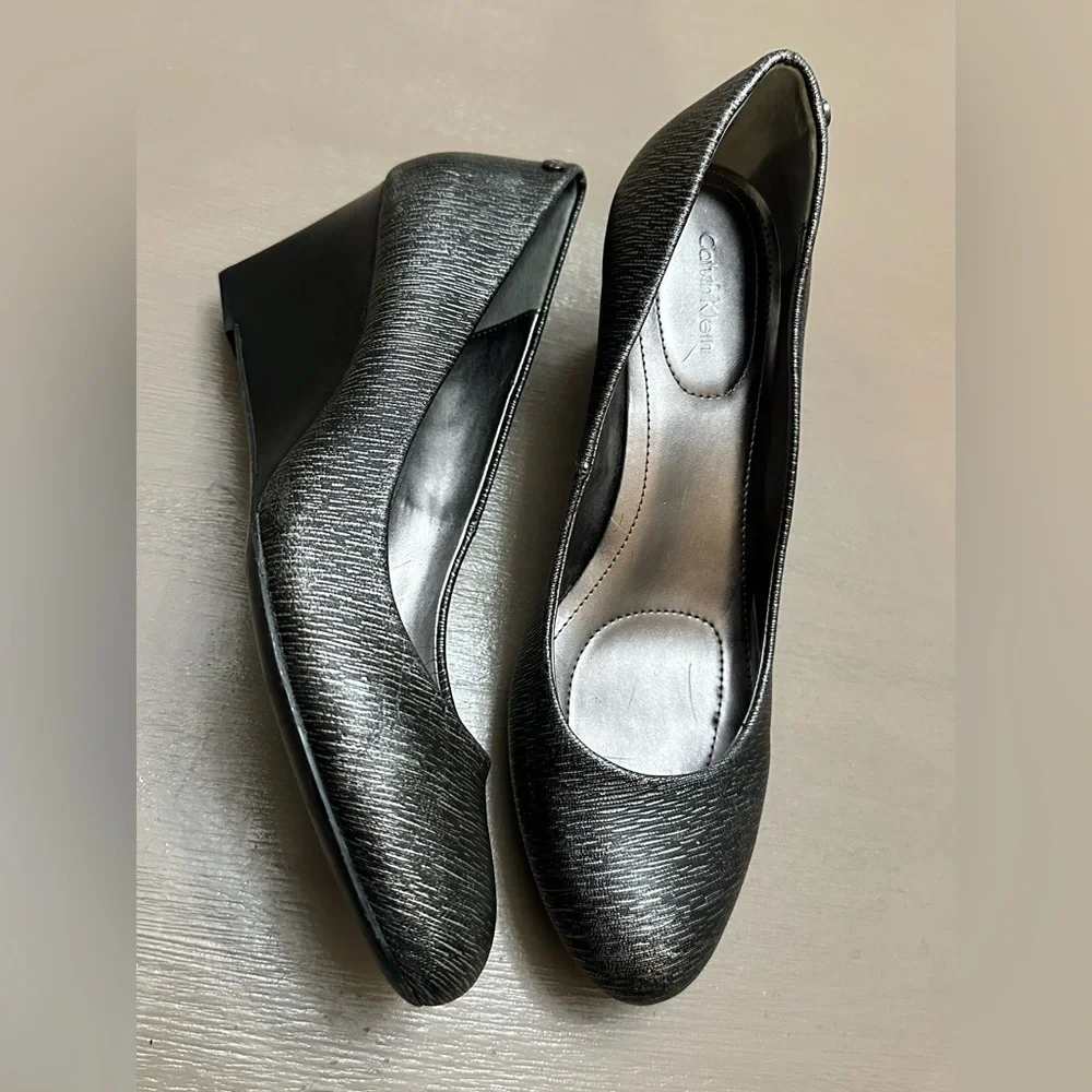 Calvin Klein Wedge Pumps Saxton Metallic Silver Textured Comfort Sole Womens 10M